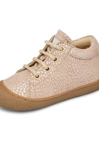 Sneaker beige per bambino con motivo metallico testurizzato, occhiello dorato, lacci beige e suola in gomma marrone, angolato per mostrare il lato esterno.