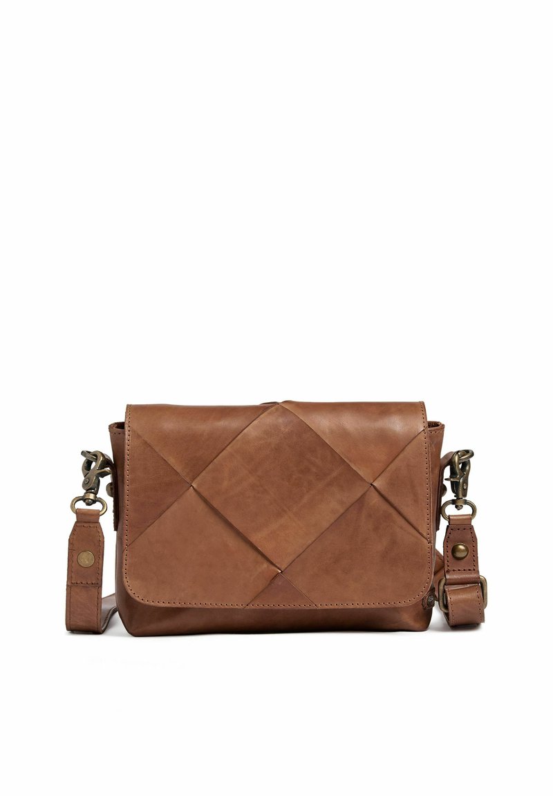 Brun læder crossbody taske med et quiltet mønster, trykknaplukning, justerbar rem og subtile syninger. Kompakt rektangulær form.