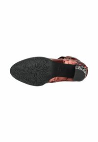 Scarpa con tacco caratterizzata da una tomaia a motivo bordeaux e nera, con forma curva, un accento lucido sul tacco e suola in gomma texture.