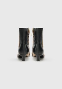 Castañer ASTRID 283 - Botas clássicas de cano curto - black/beige