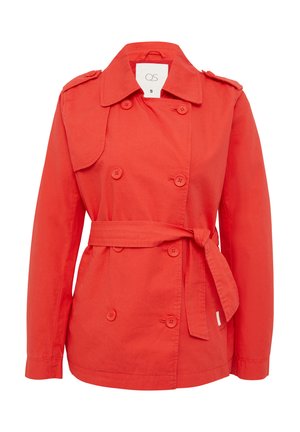 Manteau trench rouge à double boutonnage en tissu coton avec une taille ceinturée. Présente des épaulettes et des détails de boutons à l'avant et sur les manches.