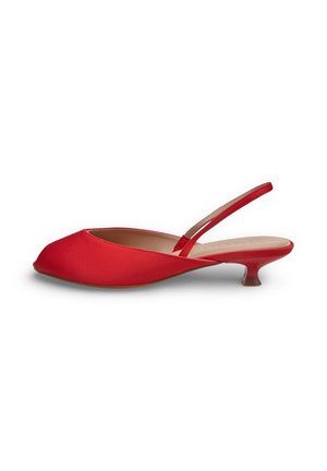 Scarpa slingback rossa con tacco a gattino appuntito, tacco basso curvo e finitura liscia, mostrata di profilo su sfondo bianco.