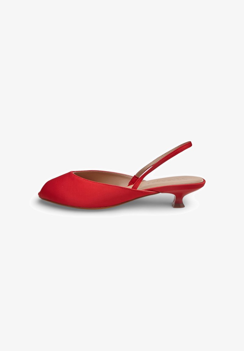 Zapato de tacón bajo estilo slingback en punta roja con tacón curvado y acabado liso, mostrado de perfil sobre fondo blanco.