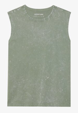 Top in cotone verde senza maniche con scollatura rotonda, caratterizzato da una trama sfumata e bordi grezzi. Design semplice senza ulteriori motivi o decorazioni.