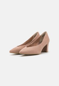 Zapatos de tacón alto de ante rosa con punta afilada y diseño recortado. Presentan un tacón cuadrado y un forro interior suave.