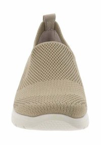 Zapatos slip-on beige con un upper de tejido texturizado y una suela de goma blanca. Presentan una lengüeta en la parte trasera para un fácil uso.
