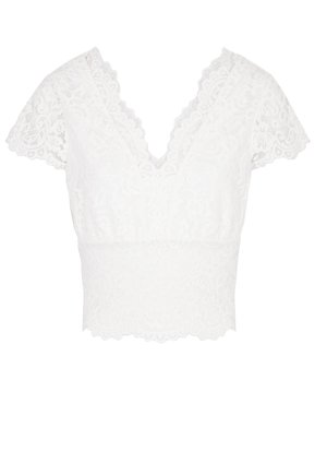 Witte kanten crop top met een diepe V-hals, korte fluttermouwen en een gegolfde zoom. De stof heeft een bloemenpatroon en een gestructureerd oppervlak.