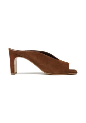 Brązowy zamszowy klapek open-toe z blokowym obcasem średniej wysokości i wsuwanym fasonem, pokazany z profilu.