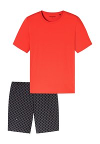Rode T-shirt met korte mouwen en een ronde hals, gecombineerd met gestreepte marineblauwe shorts met een diamantpatroon in rode en witte accenten.