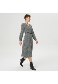 Smart and Joy À ENCOLURE V, IMPRIMÉ FLEUR ET CEINTURE AJOUTÉE - Robe de jour - noir