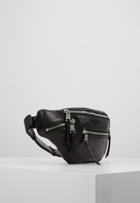 Marsupio in pelle nera con numerose tasche zippate in argento, texture liscia, cintura regolabile e dettagli di cucitura accentuati.