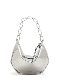 Sac à main en métal argenté avec une forme courbée unique, texture lisse et une anse en chaîne chunky. Dispose d'une fermeture éclair et d'un design frappant.