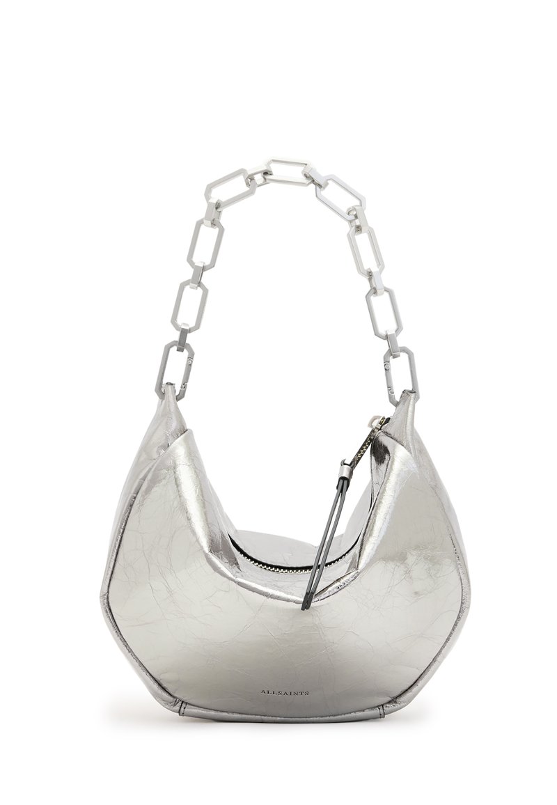 Sac à main en métal argenté avec une forme courbée unique, texture lisse et une anse en chaîne chunky. Dispose d'une fermeture éclair et d'un design frappant.