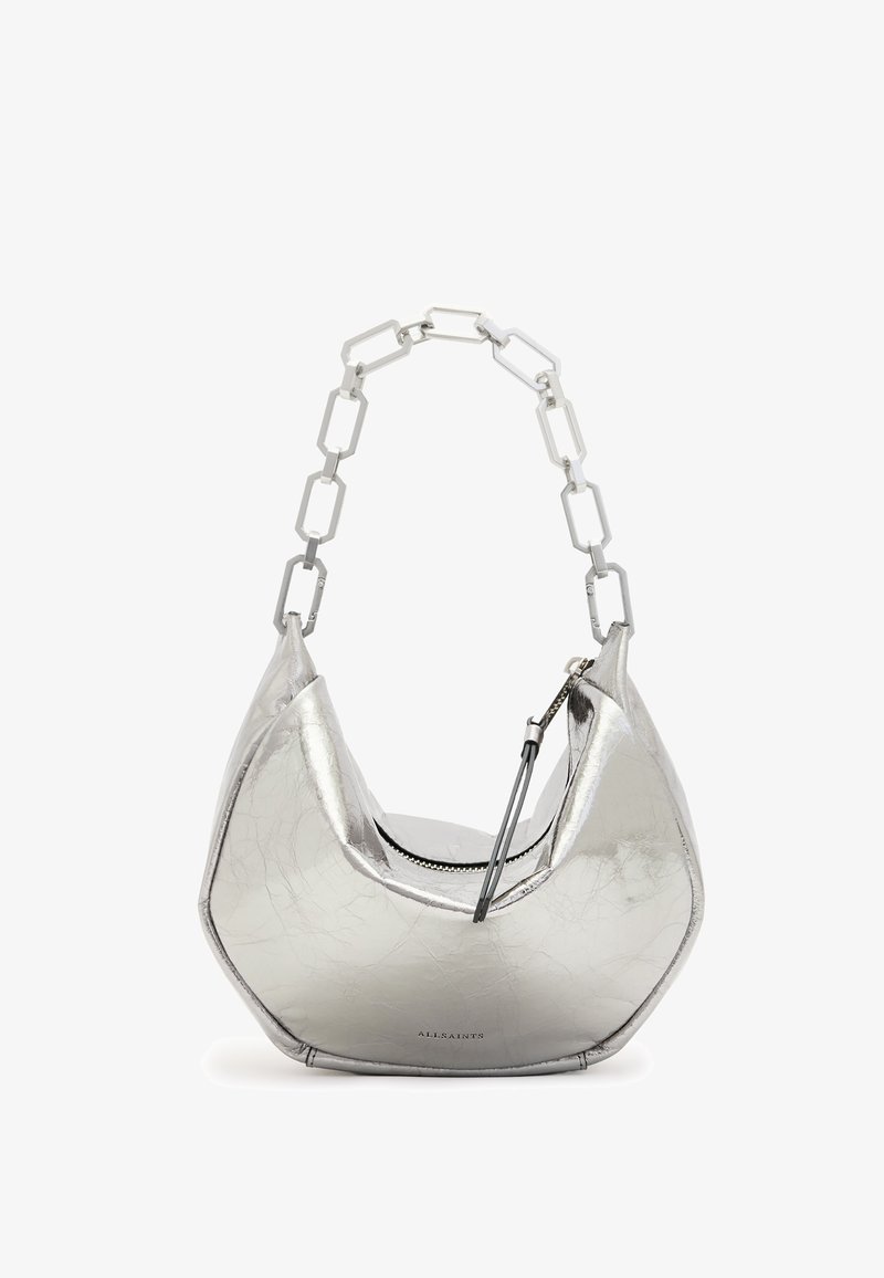 Sac à main en métal argenté avec une forme courbée unique, texture lisse et une anse en chaîne chunky. Dispose d'une fermeture éclair et d'un design frappant.