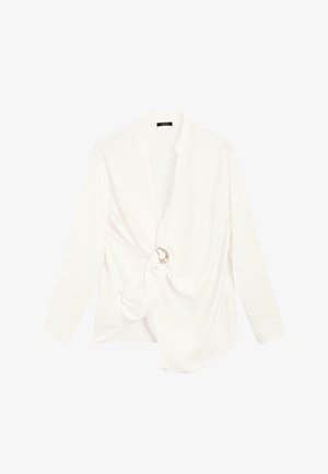 Vit omslagsblus i slätt tyg, med en knutdetalj framtill och en cirkulär metallaccent samt långärmade ärmar.