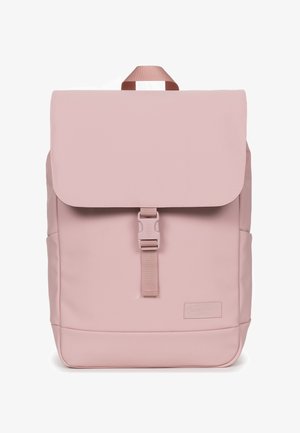 Mochila de poliéster rosa con cierre de solapa, correa ajustable y hebilla frontal. Textura suave y diseño minimalista.