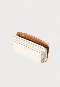 Portafoglio beige con motivo a monogramma, due scomparti con zip, hardware dorato e una texture liscia, con foderatura interna marrone.