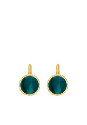 Paire de boucles d'oreilles à crochet en or avec un centre en pierre ronde vert foncé et des bords en or texturés sur fond blanc.