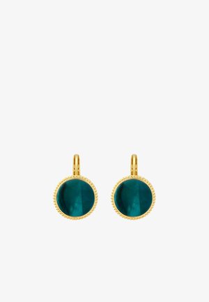 Paire de boucles d'oreilles à crochet en or avec un centre en pierre ronde vert foncé et des bords en or texturés sur fond blanc.