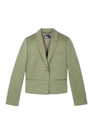 Blazer verde chiaro su misura con rever a mezzaluna, due bottoni frontali e tre tasche a fessura, mostrato su sfondo bianco.