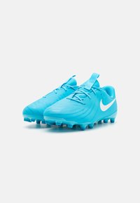 Bottes de football Nike bleues avec une surface texturée, un design à lacets et un logo blanc. Dispose de crampons moulés pour une adhérence sur les surfaces en herbe.