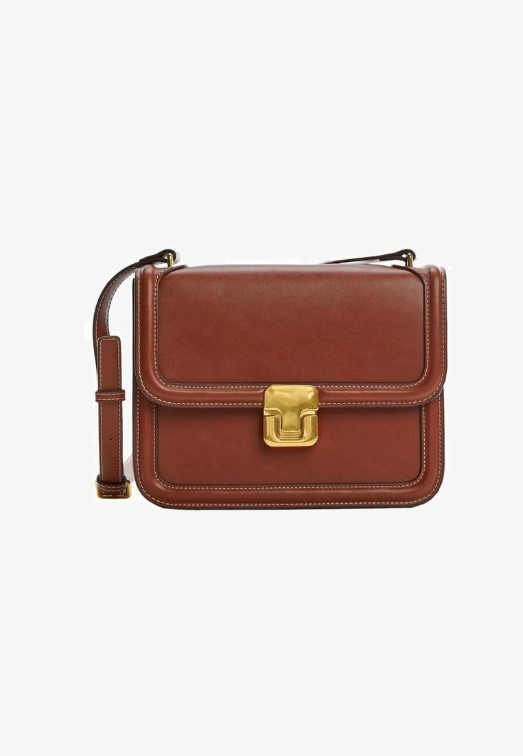 Bruine leren crossbody tas met een rechthoekige vorm, gouden sluiting en witte stiksels langs de randen. Inclusief verstelbare schouderriem.