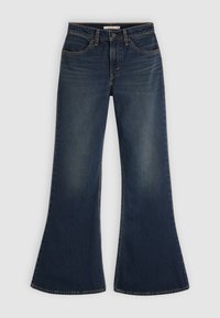 Jean flare bleu foncé avec fermeture par bouton et zip, passants de ceinture, poches avant et détails subtils effacés sur les cuisses.