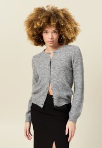 Grauer Strickcardigan mit strukturiertem Muster, runder Halslinie und Knopfverschluss. Verfügt über lange Ärmel und einen lässigen Schnitt.