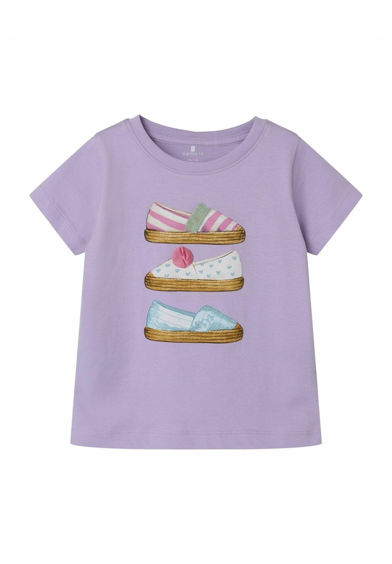 Lavendelfarvet kortærmet skjorte med tre illustrerede sko: lyserød med striber, hvid med hjerter og lyseblå. Blødt bomuldsstof.