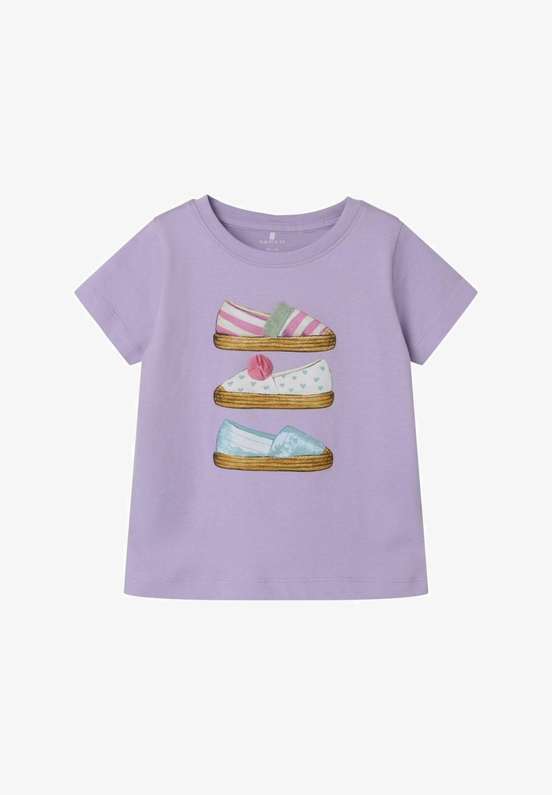 Lavendelfarvet kortærmet skjorte med tre illustrerede sko: lyserød med striber, hvid med hjerter og lyseblå. Blødt bomuldsstof.