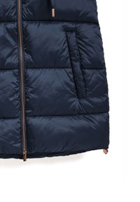 Veste doudoune bleu marine avec un design matelassé, dotée d'une fermeture éclair à l'avant et de poches latérales. Texture lisse et accents en matériel rose doré.