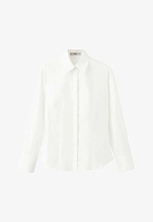 Chemise blanche à manches longues en tissu lisse, dotée d'un col classique, d'une fermeture à boutons sur le devant et d'une coupe ajustée avec des poignets boutonnés.