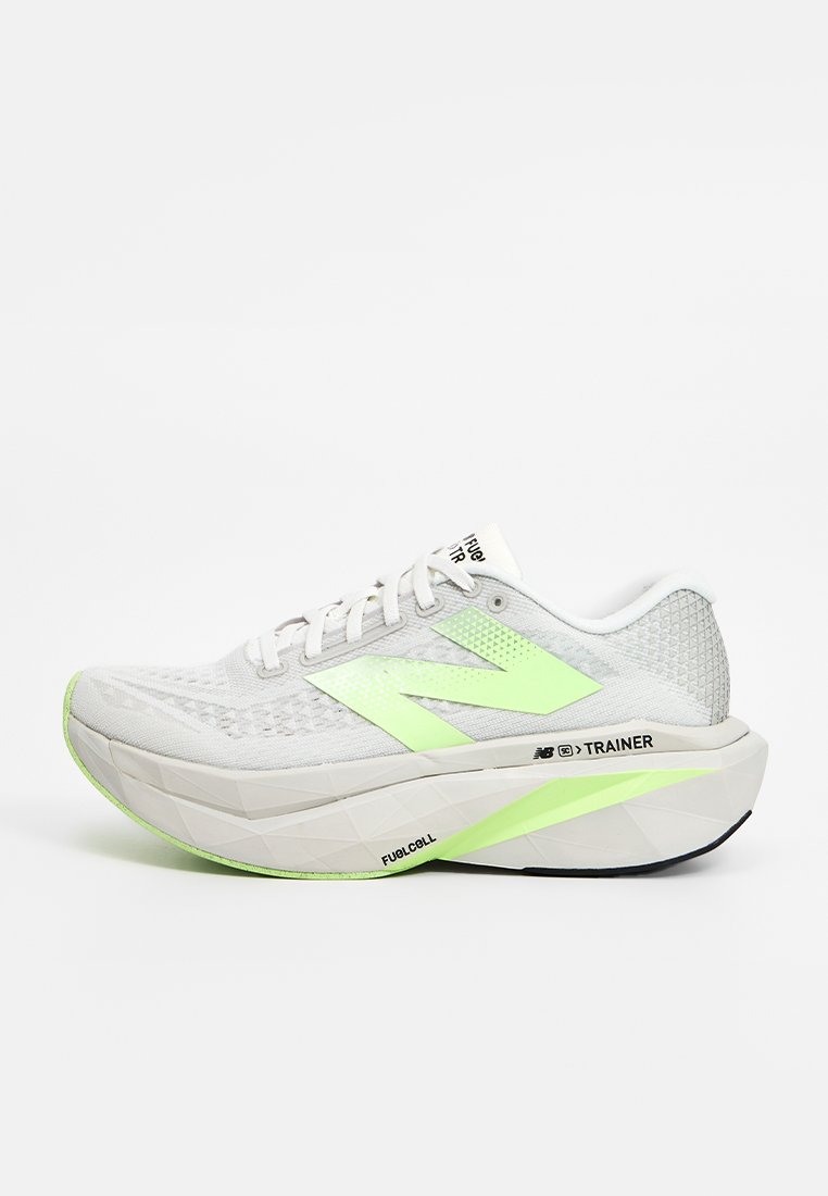 Chaussure de course blanche et vert clair avec semelle épaisse, marque "FuelCell" et grand logo latéral, présentée de profil sur un fond uni.