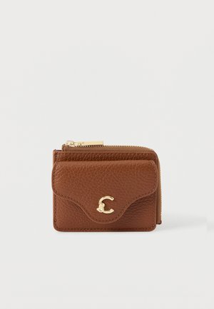 Ruda odinė piniginė su faktūruotu paviršiumi, auksinės detalės, užsegimas atverčiamu viršeliu ir ryškus logotipo akcentas priekyje. Kompaktiškas dizainas.