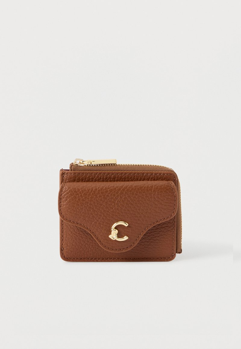 Portefeuille en cuir marron avec une finition texturée, des garnitures dorées, une fermeture à rabat et un logo accentué bien visible à l'avant. Design compact.