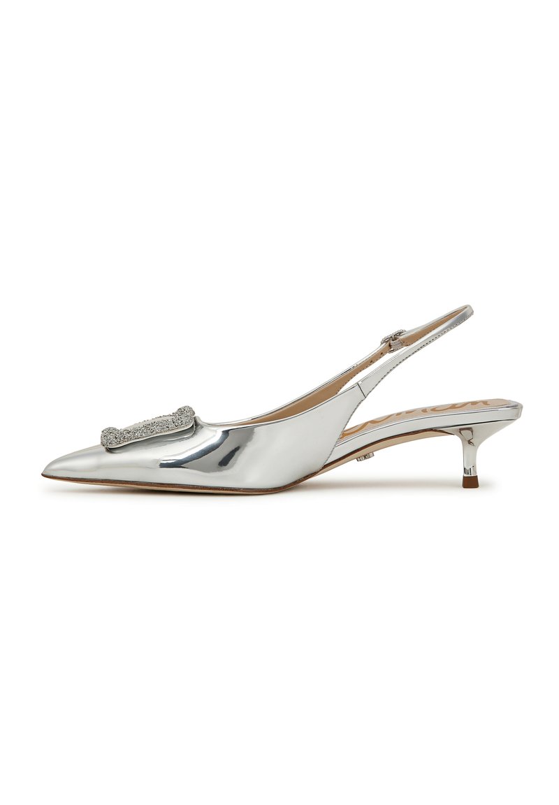 Scarpa slingback metallica argentata con punta affusolata, decorazione sul davanti e tacco kitten basso. Superficie liscia e riflettente.