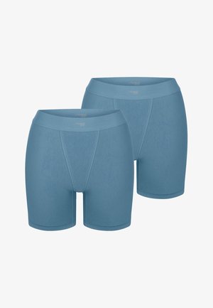 Dva páry modrých boxerů střední délky s hladkým povrchem a elastickým pasem. Tkanina vypadá jemně a lehce.
