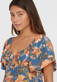 Blumenkleid mit blauem Hintergrund, verfügt über kurze, flatternde Ärmel, gerafften Ausschnitt und lebendige orangefarbene sowie grüne Blumenmuster.