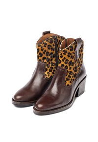 Bottines en cuir marron avec une tige en tissu imprimé léopard, bout pointu et talon épais. Comprend une fermeture éclair latérale et des accents cousus.