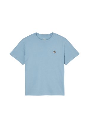 Jasnoniebieski t-shirt z krótkim rękawem i okrągłym dekoltem z małą wyszywaną mordką kreskówkową na lewej piersi.