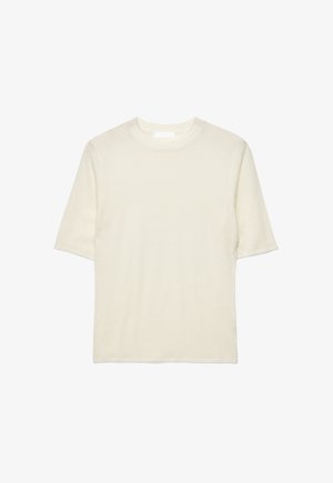 Kreemikas värvi lühikeste varrukatega kootud topp ümmarguse kaelusega, lihtsa disainiga, ilma nähtavate mustrite või kaunistusteta, laotatud valgele taustale.