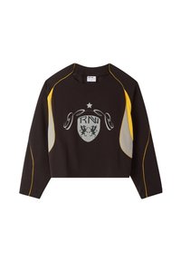 Maglietta nera a maniche lunghe cropped con pannelli laterali gialli e grigi, piping giallo e un logo con uno scudo che presenta due cavalli alati e una stella.