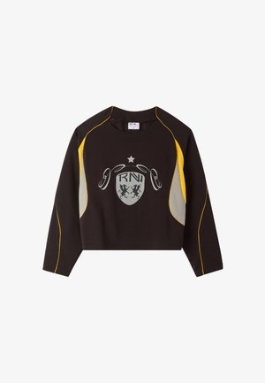Maglietta nera a maniche lunghe cropped con pannelli laterali gialli e grigi, piping giallo e un logo con uno scudo che presenta due cavalli alati e una stella.