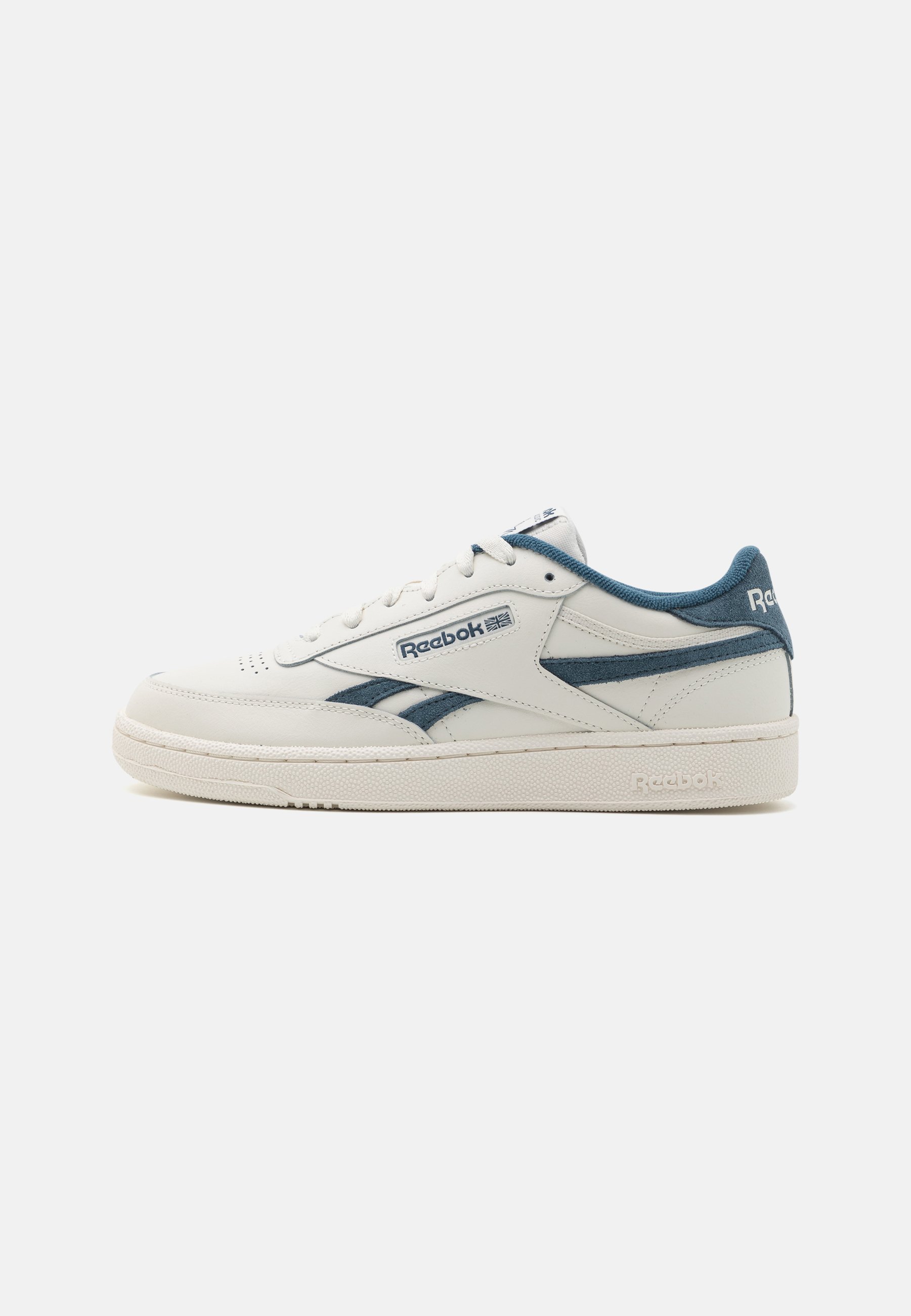Reebok classic revenge plus baskets blanc et bleu marine Clearance
