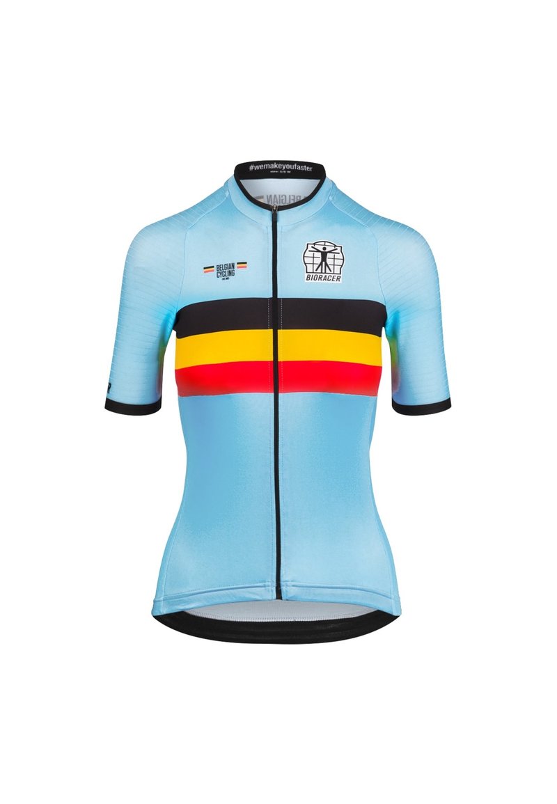 Maillot de cyclisme bleu clair avec une fermeture éclair sur le devant, présentant des bandes horizontales noires, rouges et jaunes, un logo au centre et des manches courtes.