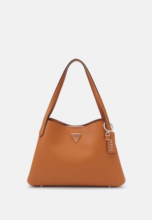 Tan lædertaske med en trekantet Guess-logo på forsiden og en matchende mærkat hængende fra et håndtag.