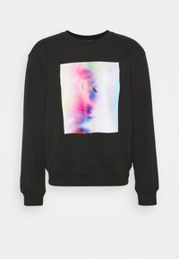 Sudadera negra con cuello redondo, que presenta un diseño gráfico abstracto y colorido, con el logo "CK" centrado sobre un fondo blanco.