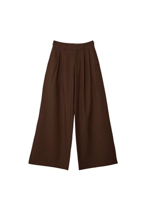 Pantaloni marroni a gamba larga con pinces, tasche laterali e vita alta con passanti per cintura, mostrati su uno sfondo bianco.