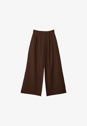 Braune weit geschnittene Hosen mit Falten, seitlichen Taschen und hoher Taille mit Gürtelöffnungen, auf einem weißen Hintergrund präsentiert.