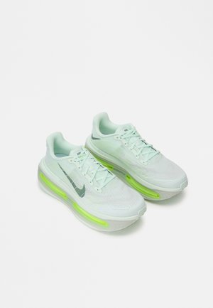 VOMERO PREMIUM - Pantofi de alergare pe asfalt - barely green/clay green/barely volt/volt